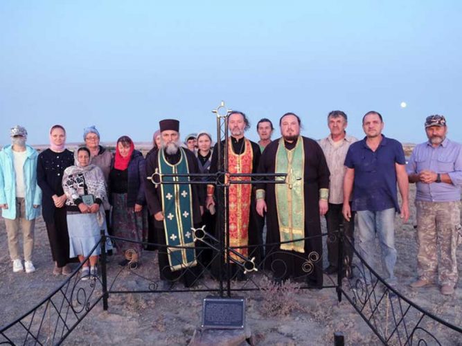 В Алма-Атинской области на месте погребения узников лагеря политзаключенных установлен крест