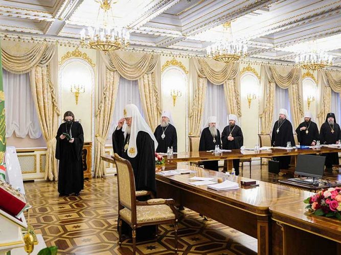 В Москве продолжает работу Священный Синод Русской Православной Церкви